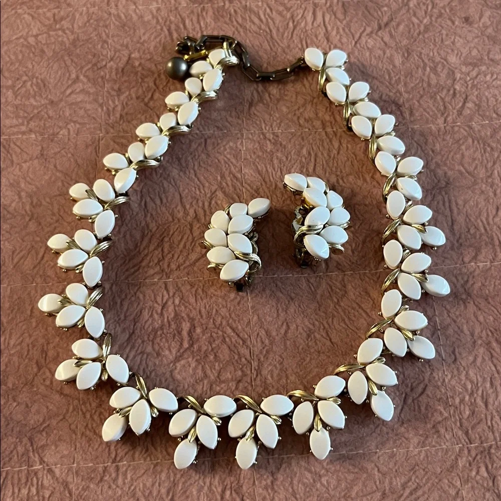 Vintage Kramer white thermoset draping leaves choker and clip ear climber set - Picture 1 of 13